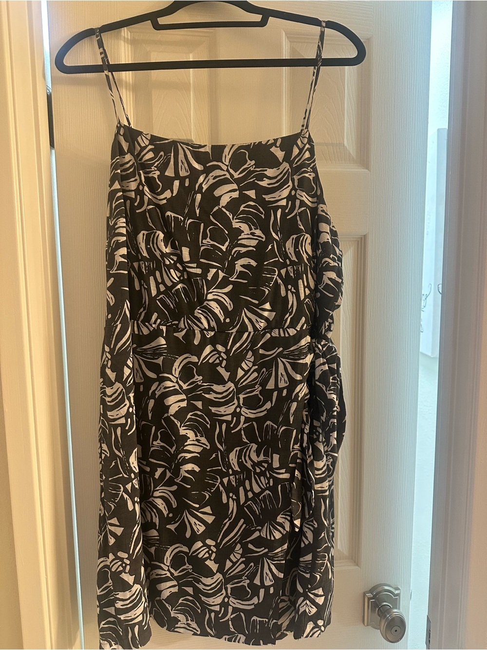 Very flattering (slight shimmer) dark grey & white tropical print dress